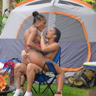 В лесу на природе лесбиянки резвятся