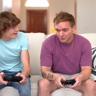 Веселая телка брюнетка круто ебется