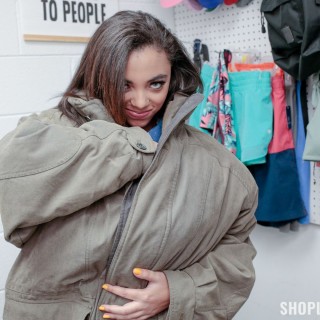 Дает магазинной воровке сосать