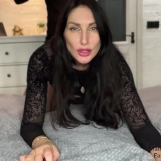 Брюнетка Лиза (Liza Virgin) захотела трахаться