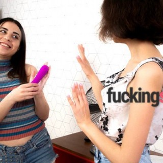 Веселые подруги устроили лесби секс