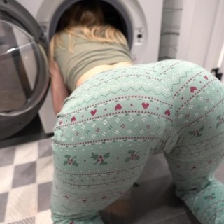 Жопастая застряла в стиралке и получила член