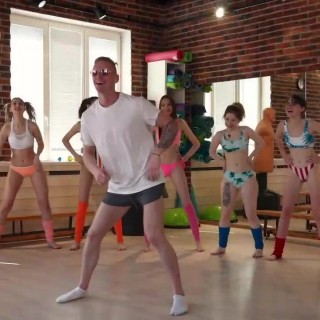 Мужик чпокает группу телочек