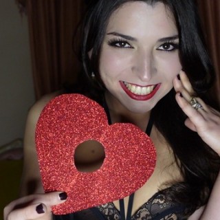 Очень сексапильную молодую девку долбит на камеру