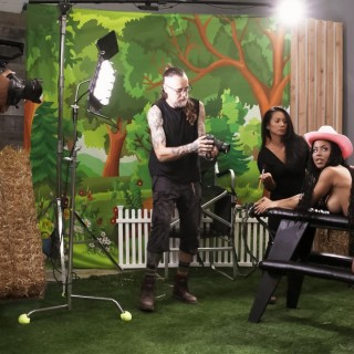 Парень с камерой ебет двух сучек