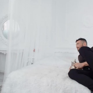 Роскошную мокрую телку шпилит самец