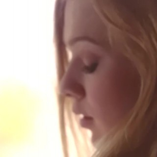 Баба с красивыми сиськами ласкает пиздень