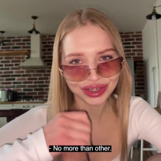 Нежно сосет пацану конец